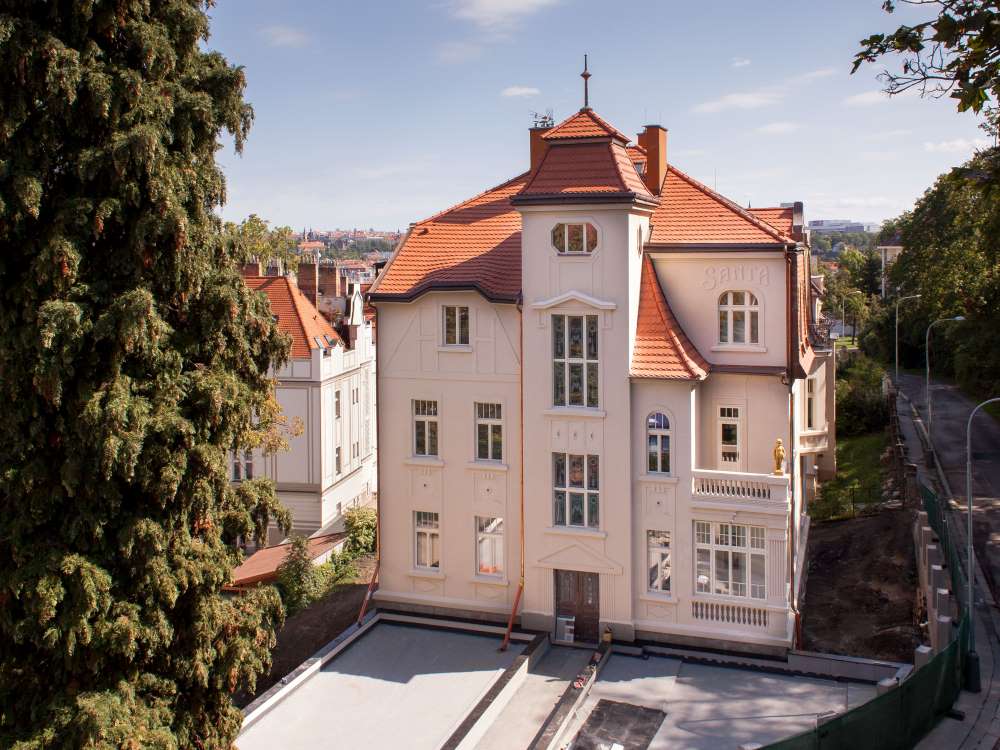 Pražská secesní vila Na Doubkové má po špičkové rekonstrukci nového majitele. Investiční skupina PREMIOT Group za ni utržila 130 milionů korun