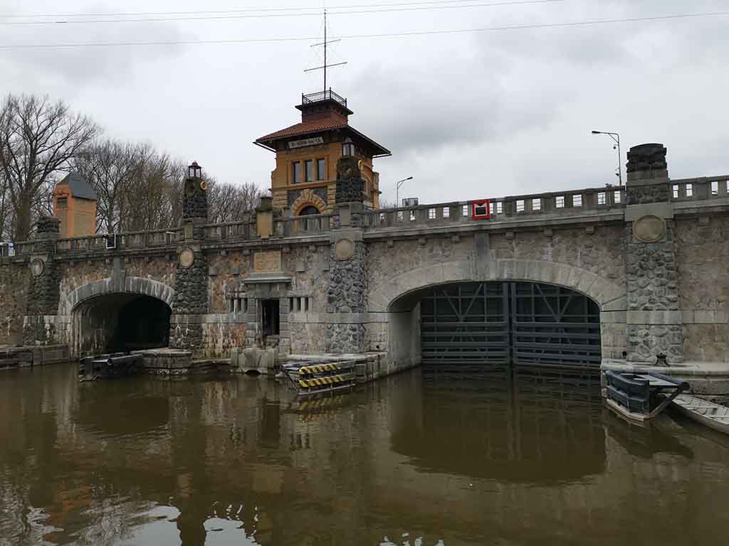 Unikátní kamenný most přes plavební komoru v Hoříně se poprvé oficiálně zdvihl