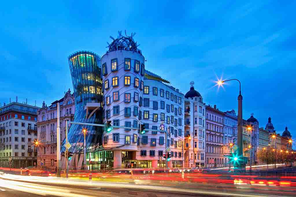 Tančící dům slaví 25 let, stal se jednou z ikonických staveb Prahy