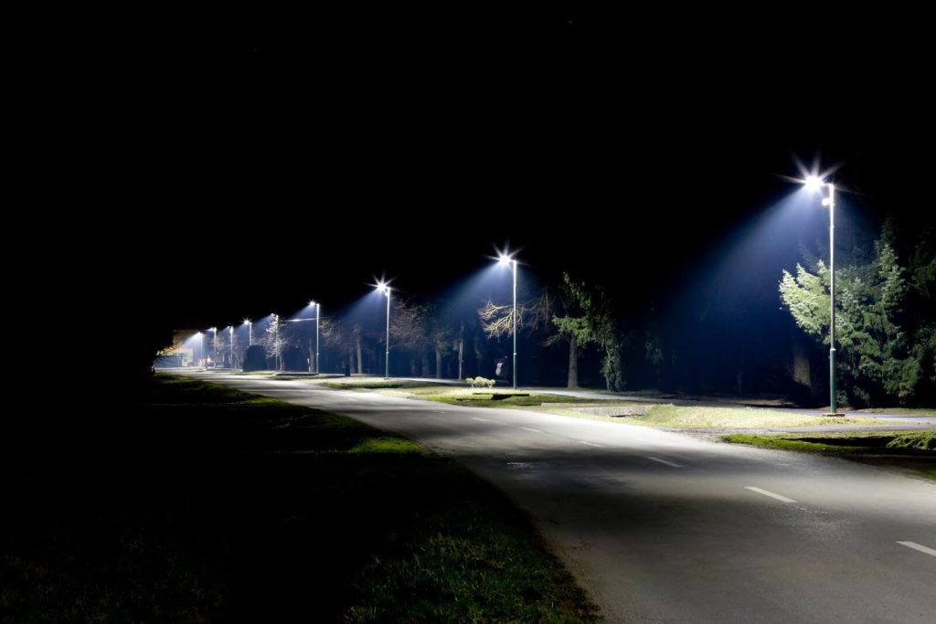 Moderní LED svítidla, snižování intenzity v noci i chytré řízení. Města a obce bojují proti světelnému znečištění
