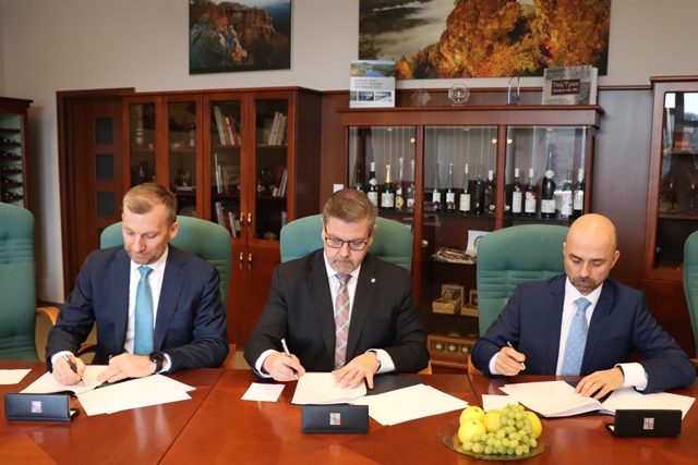 Ústecký kraj, ČEZ a Geomet podepsaly memorandum týkající se podpory výroby lithia a výstavby továrny na bateriové články pro elektromobily