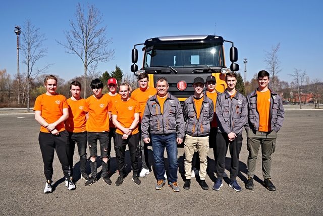 Středoškoláci z Pardubického kraje dokončili další automobil TATRA PHOENIX 4x4 v rámci projektu Tatra do škol