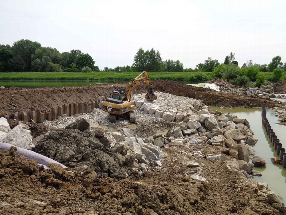Povodí Moravy provádí opravy balvanitého skluzu u Lanžhotu