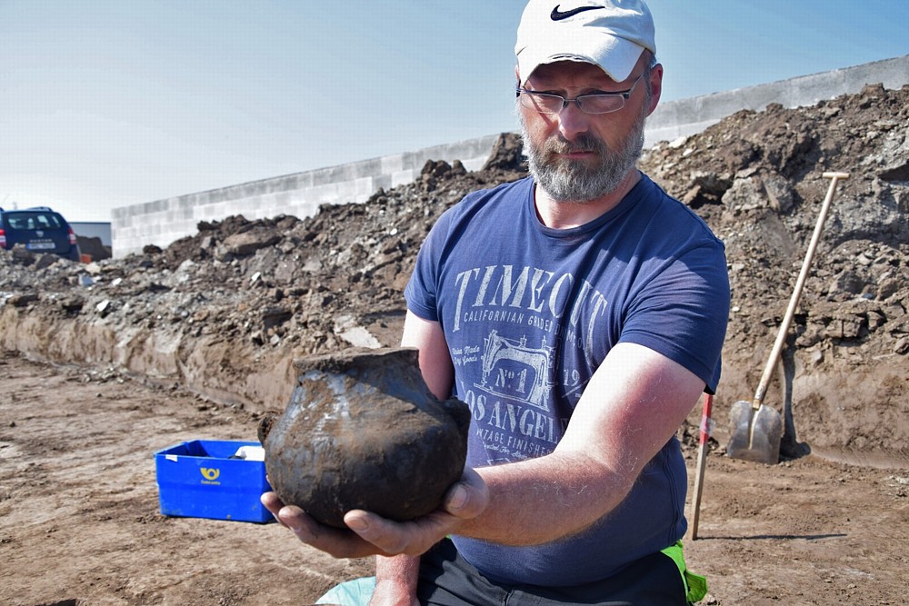 Archeologové pokračují v průzkumu Slavonína. Letos objevili už desítky hrobů