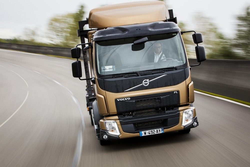 Volvo Trucks zlepšuje jízdní vlastnosti a efektivitu svých nákladních vozidel určených pro městský provoz