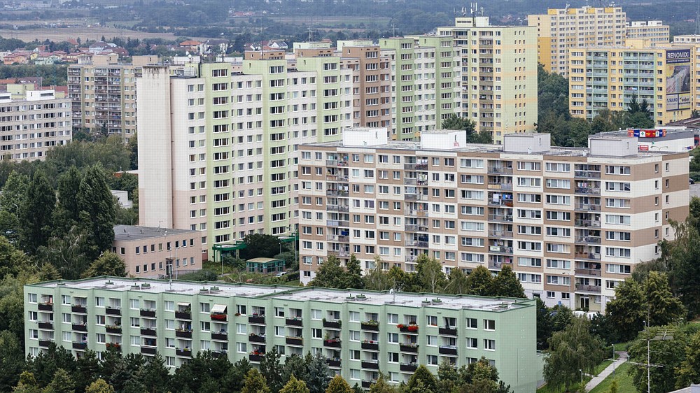 Dostupným bydlením zůstává nájem, vlastní byty se lidem vzdalují