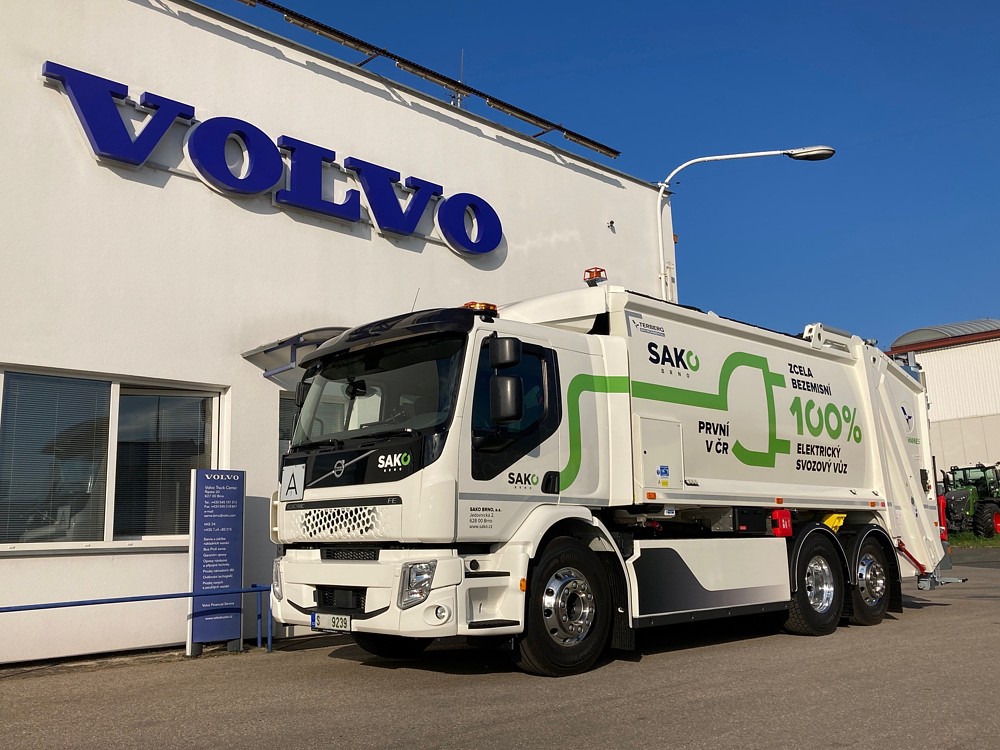 Volvo Trucks předalo první elektrické nákladní vozidlo určené pro svoz odpadu.