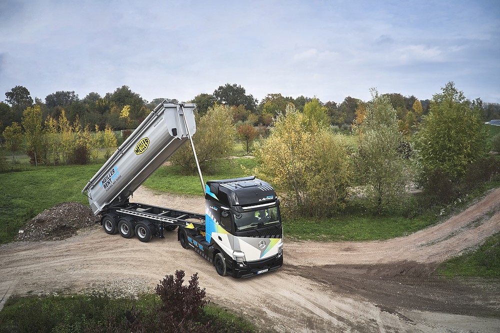Mercedes-Benz Trucks elektrifikuje stavební segment a prezentuje eActros LongHaul pro přepravu materiálů na staveniště