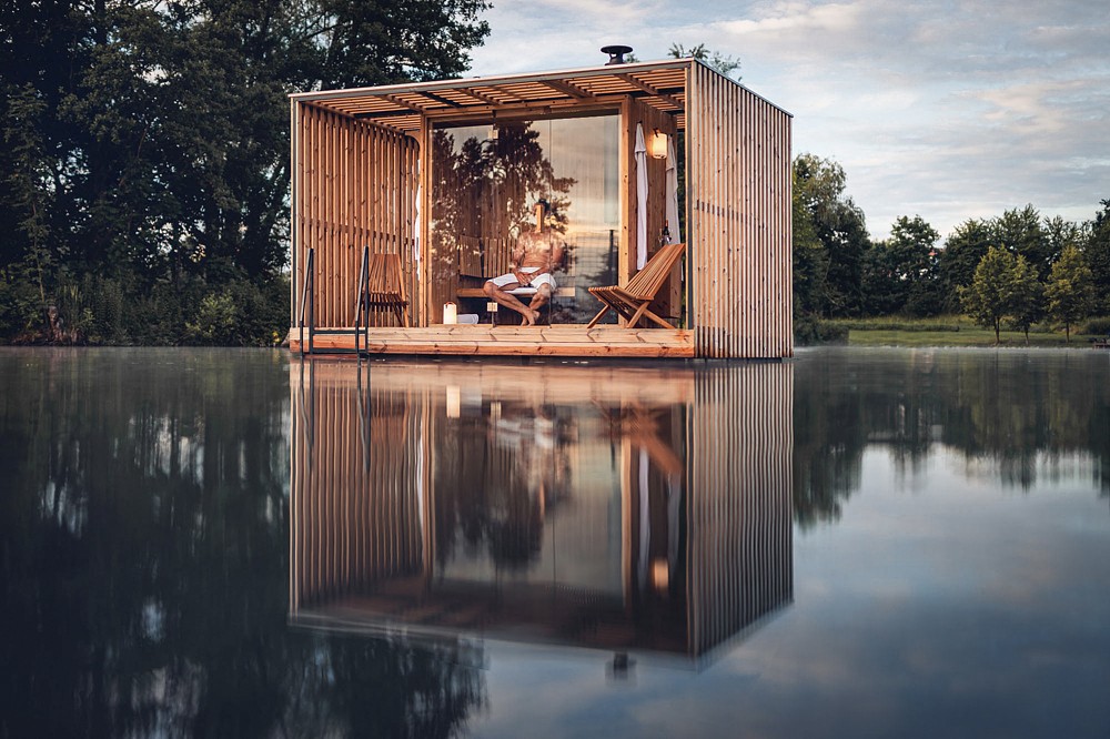 Architekt a mořeplavec vytvořili plovoucí saunu. Novinku, která spojuje nadčasový design, dřevo i přírodní živly