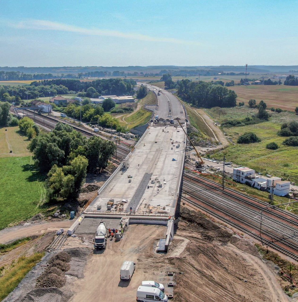 Tempo výstavby a přípravy páteřních dálnic se nadále zvyšuje