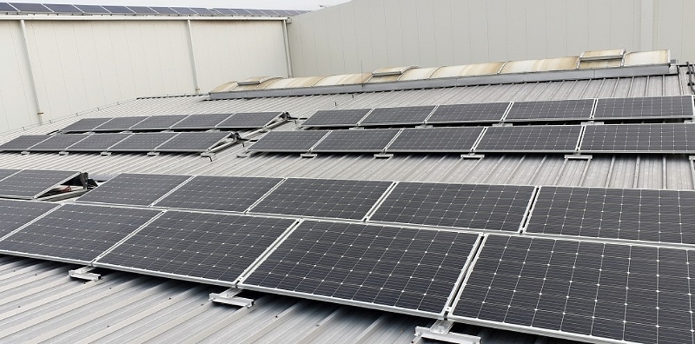 Budoucnost solární energie? Odlehčené panely pro střechy s nízkou nosností