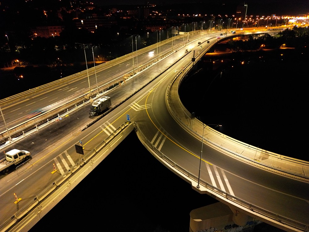 Na Barrandovském mostě svítí 15 nových stožárů. NTL Forensics vyměnilo veřejné osvětlení na nejfrekventovanějším mostě v Praze za rekordních 24 hodin