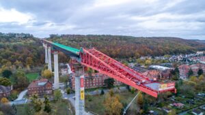 Stavbaři Metrostavu provedli nejrychlejší výsuv mostu v německé Pirně