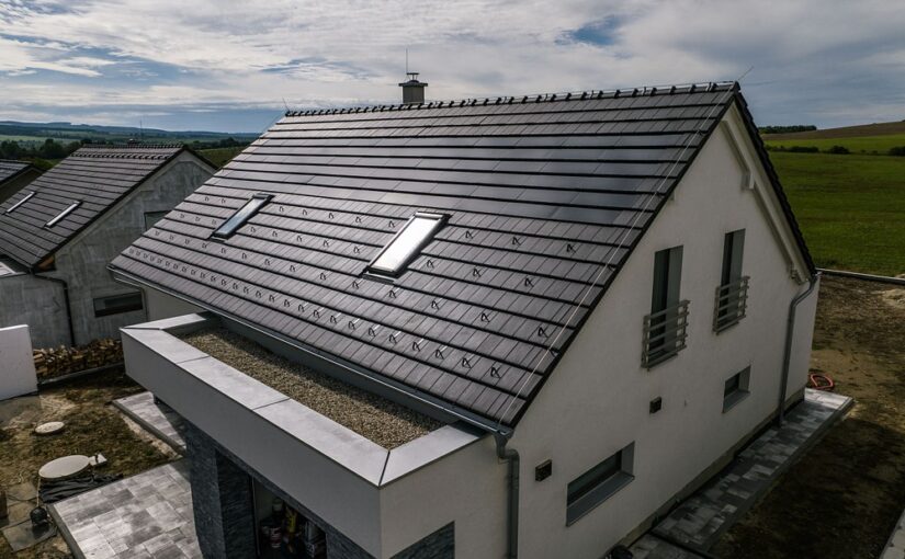 Fotovoltaické moduly Wevolt X-Tile ráz domu nenaruší. Instalují se přímo mezi střešní tašky